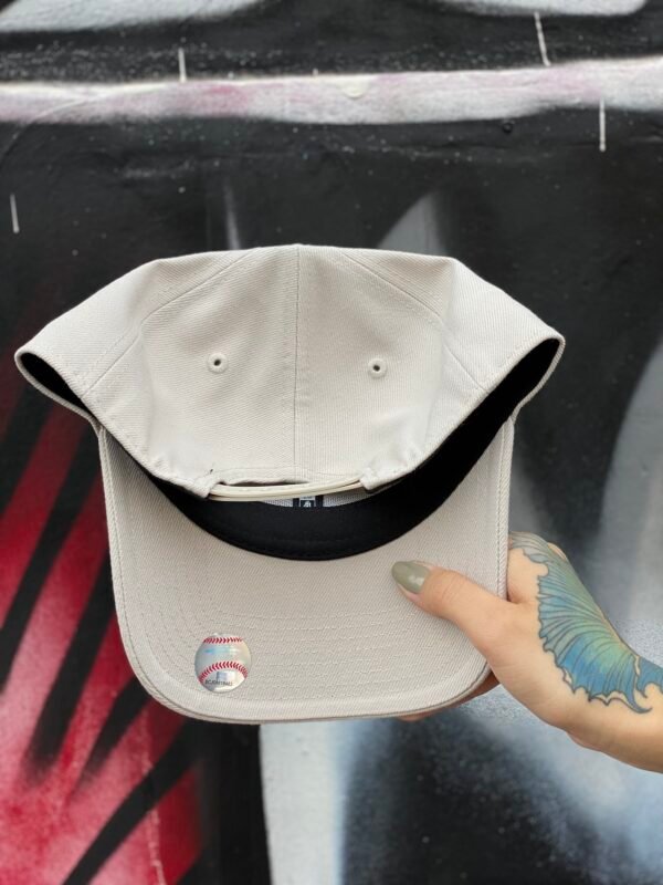 BONÉ NEW ERA ABA CURVA MLB MINI NY BEGE - Imagem 4