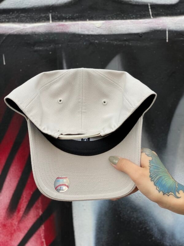 BONÉ NEW ERA ABA CURVA MLB MINI NY BEGE - Imagem 4