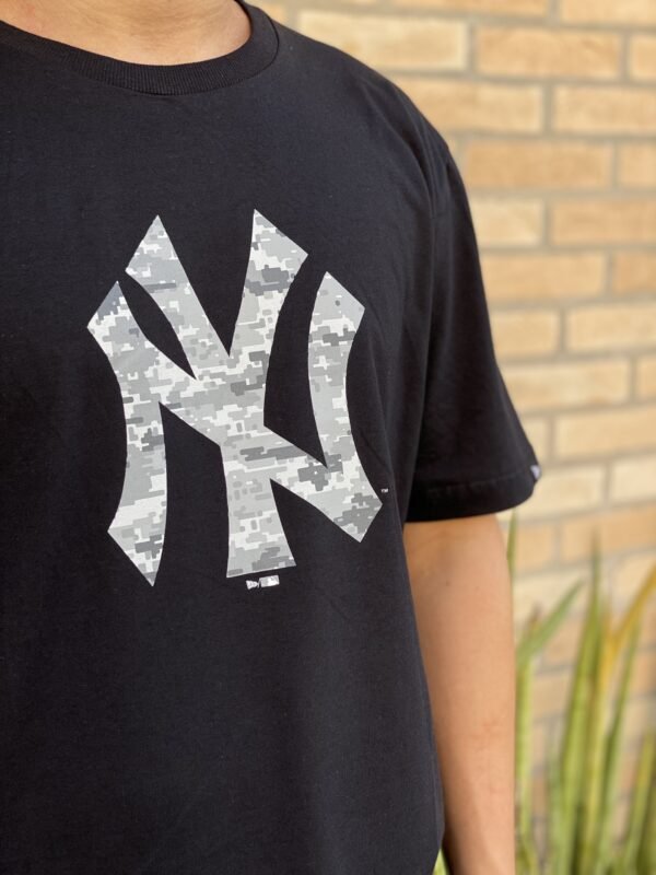 CAMISETA NEW ERA NY CAMO PRETO - Imagem 2