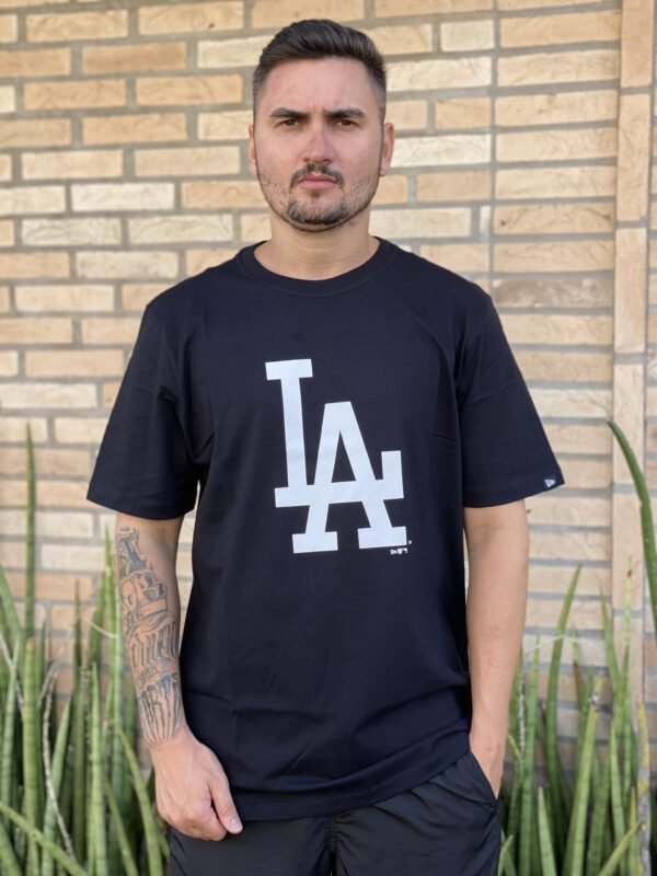 CAMISETA NEW ERA LOGO LA PRETO