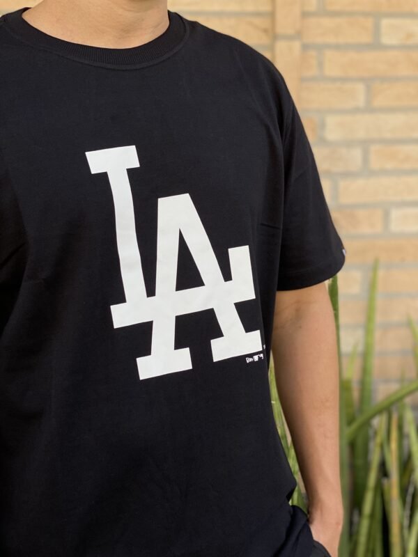 CAMISETA NEW ERA LOGO LA PRETO - Imagem 2
