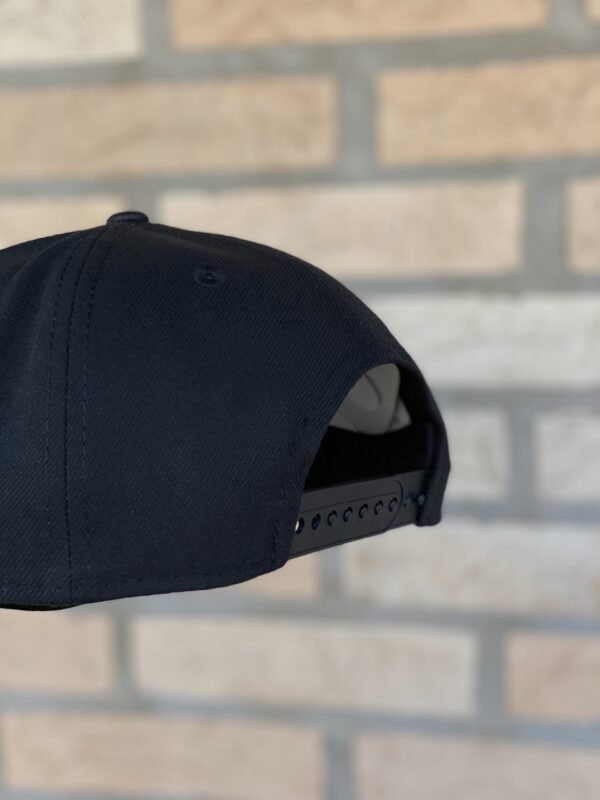BONÉ NEW ERA ABA CURVA BRANDED LOGO PRETO - Imagem 4
