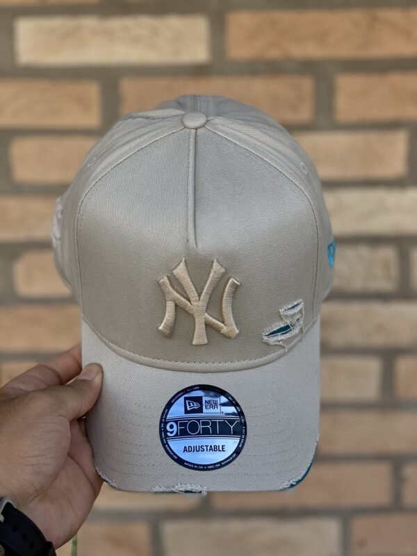 BONÉ NEW ERA ABA CURVA DESTROYED NY OFF WHITE - Imagem 2