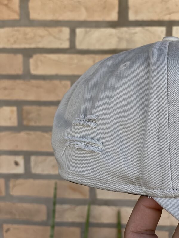 BONÉ NEW ERA ABA CURVA DESTROYED NY OFF WHITE - Imagem 3