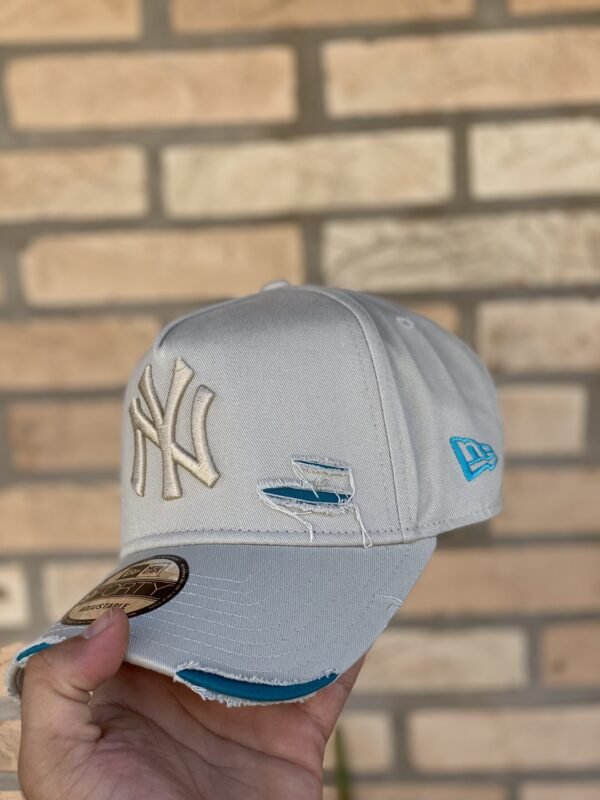 BONÉ NEW ERA ABA CURVA DESTROYED NY OFF WHITE - Imagem 5