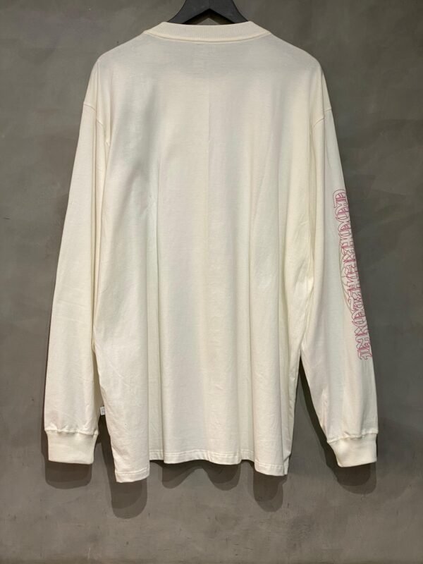 Camiseta manga longa Plano C. BHD Corp na cor off white, estilo oversized com design urbano.