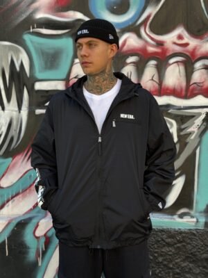 JAQUETA NEW ERA CORE BRANDED PRETO