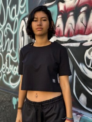 CROPPED GRIZZLY SCRIPT SLEEVE GIRLS TEE PRETO