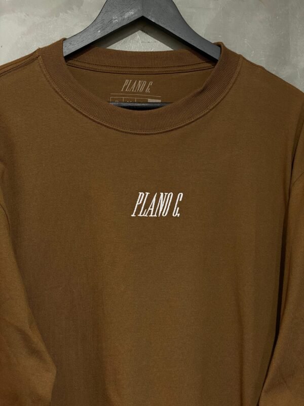 Camiseta manga longa Plano C bordado na cor marrom, modelagem oversized e design streetwear