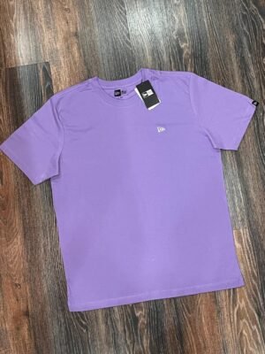 CAMISETA NEW ERA BRANDED BORDADO LILÁS