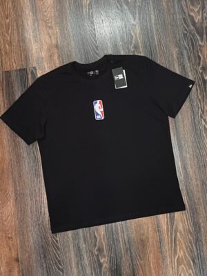 CAMISETA NEW ERA LOGOMAN NBA PRETO