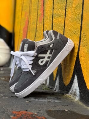 Tênis ÖUS Couro 2k Cinza Branco Reflex Silver Essencial