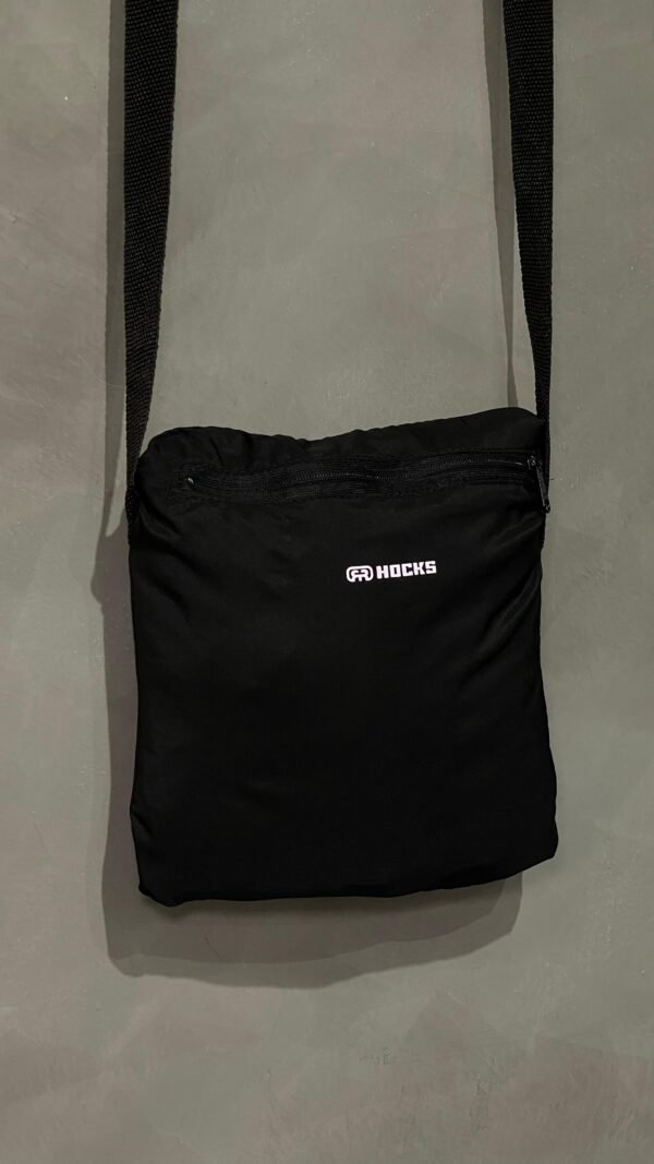 Jaqueta corta vento Hocks com logo refletivo na cor preta, ideal para proteção e estilo urbano.