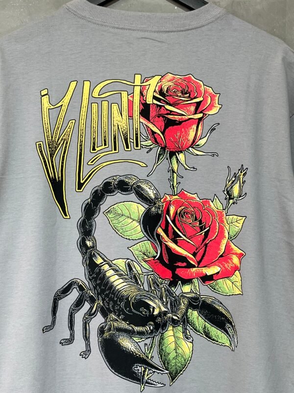 Camiseta  Blunt Scorpion Flower Cinza - Imagem 3