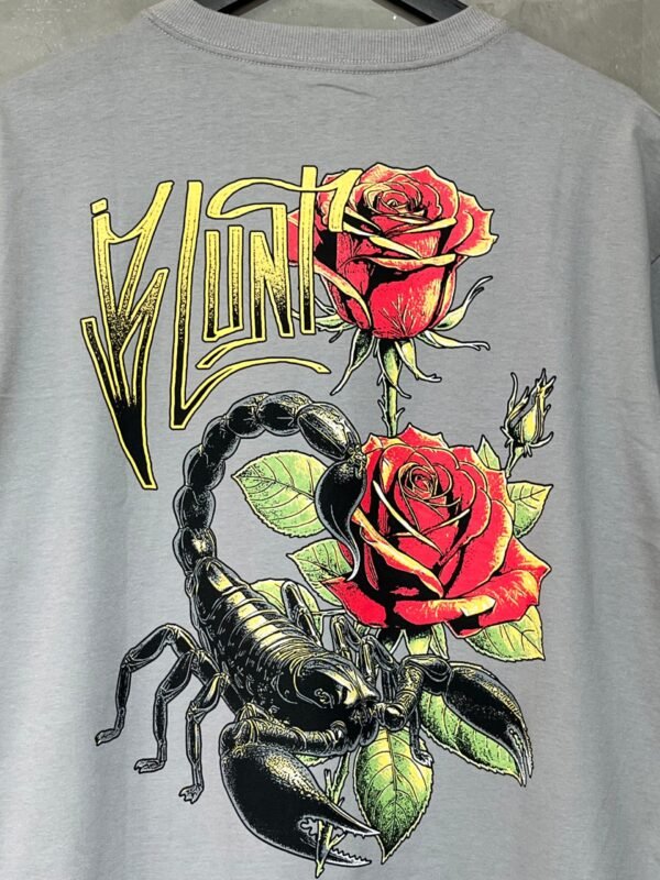 Camiseta  Blunt Scorpion Flower Cinza - Imagem 3
