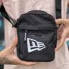 SHOULDER BAG NEW ERA LOGO PRETO - Imagem 2