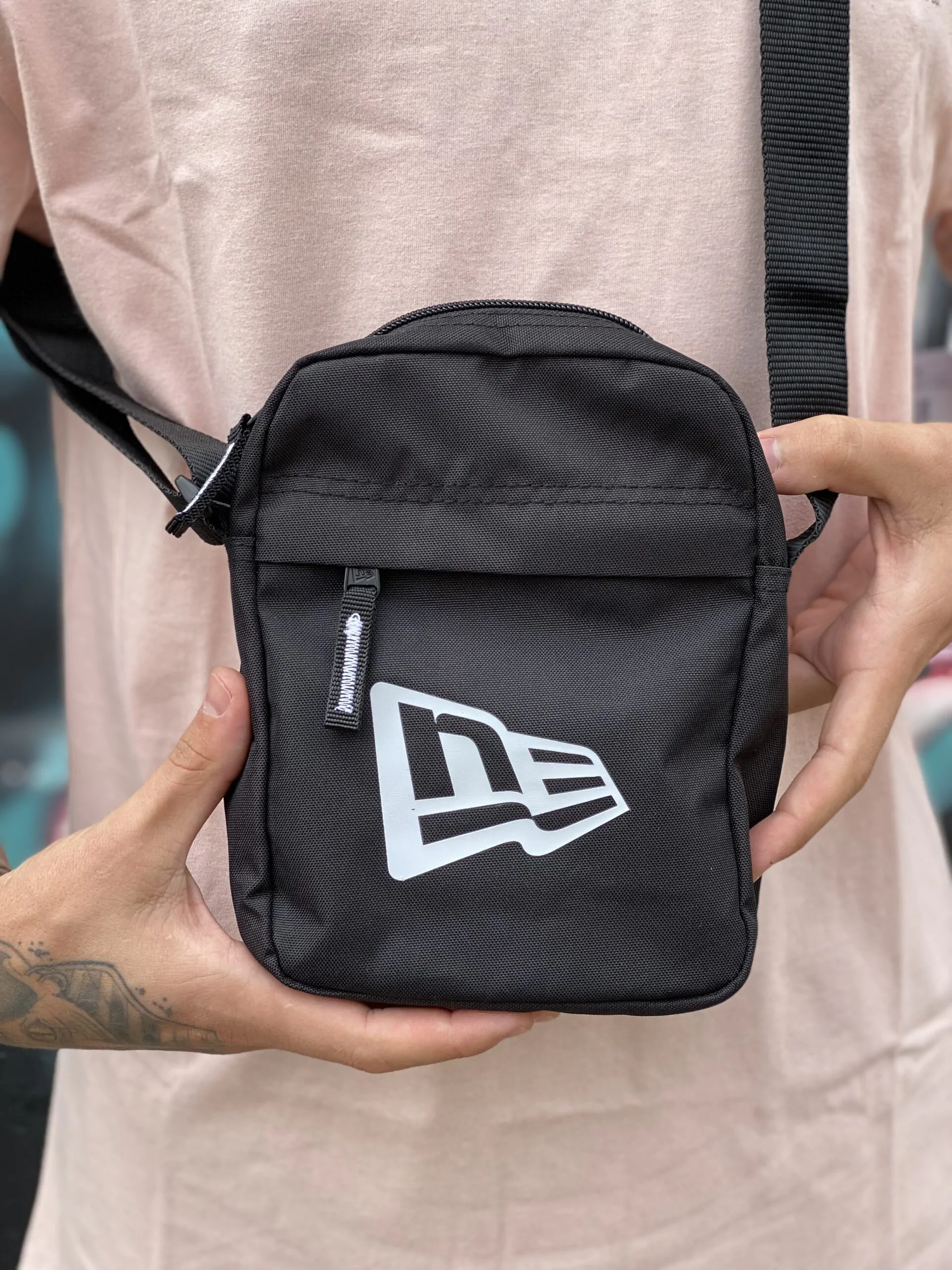 SHOULDER BAG NEW ERA LOGO PRETO - Imagem 2