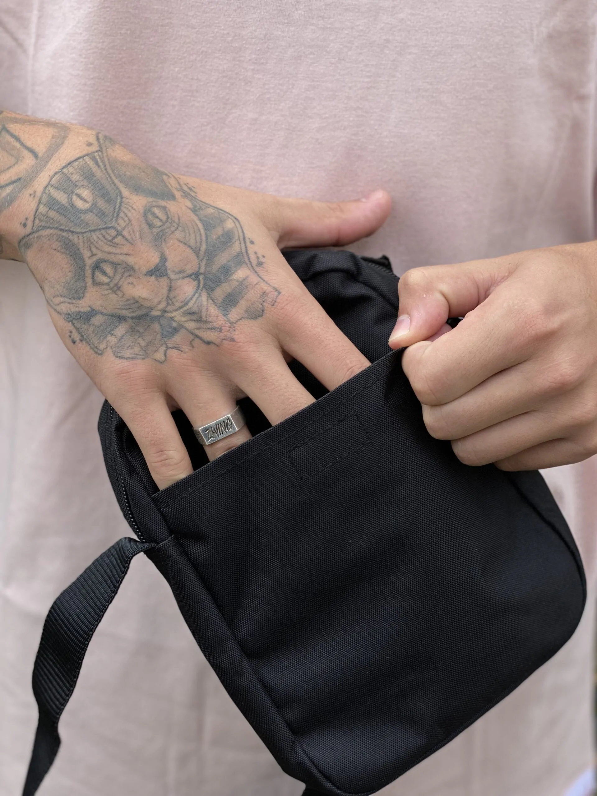 SHOULDER BAG NEW ERA LOGO PRETO - Imagem 3