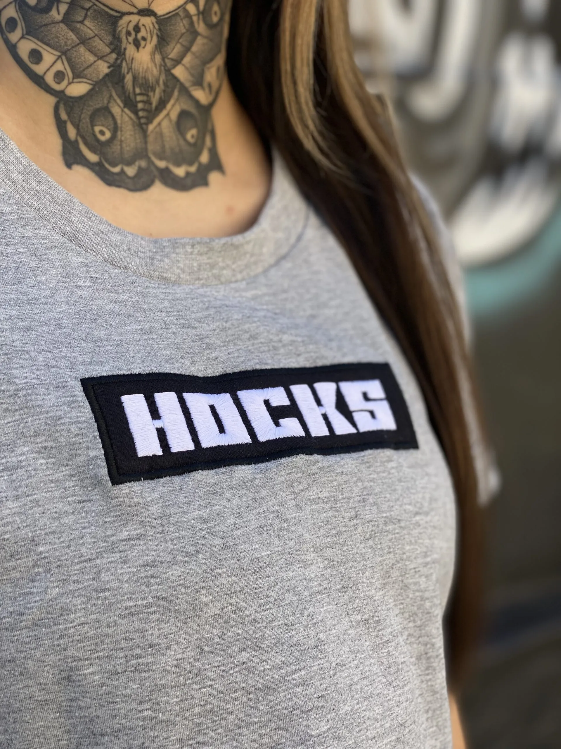 CROPPED MALHA HOCKS LOGO BOX CINZA - Imagem 2