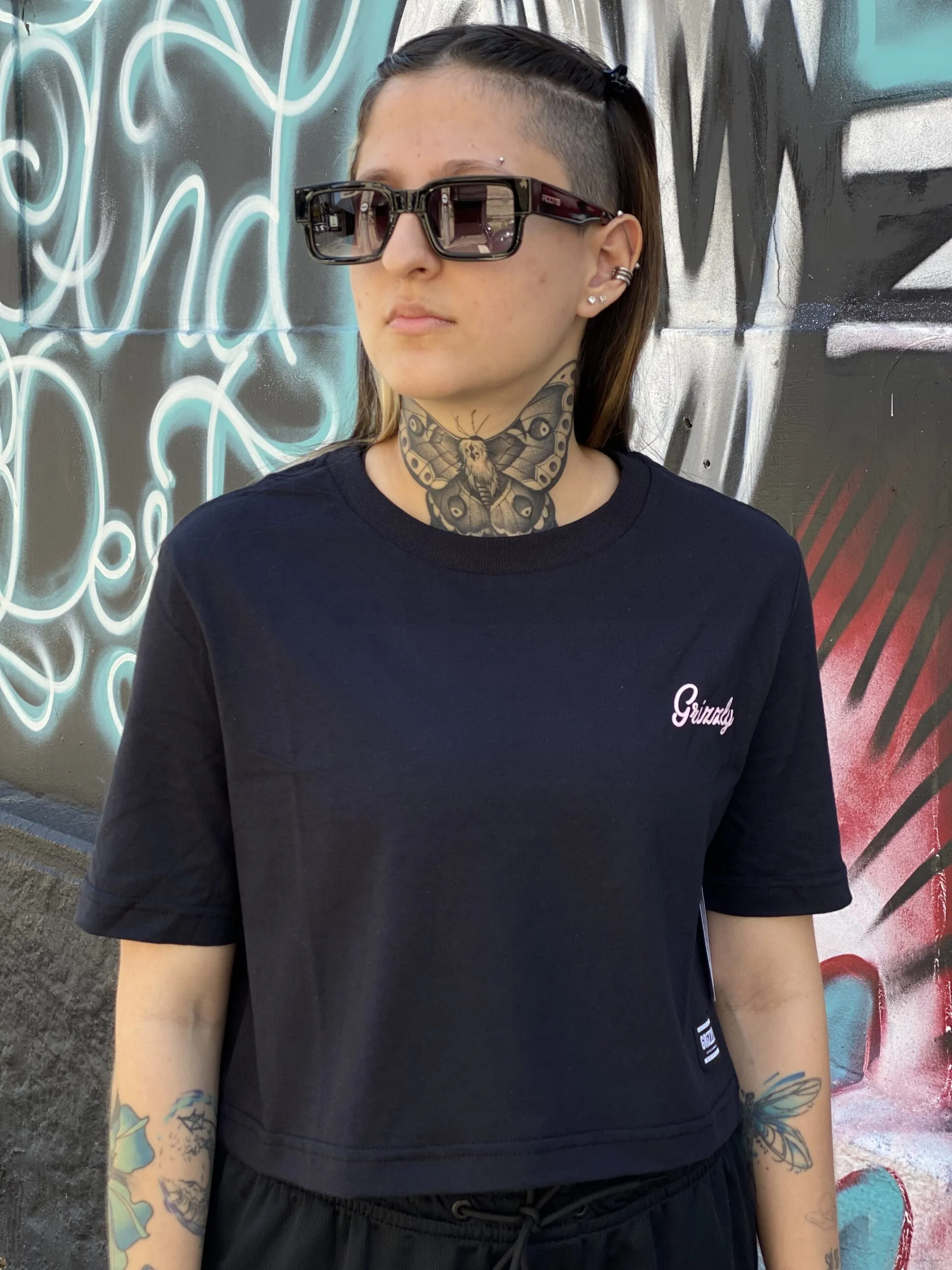 CROPPED GRIZZLY SCRIPT LOGO PRETO