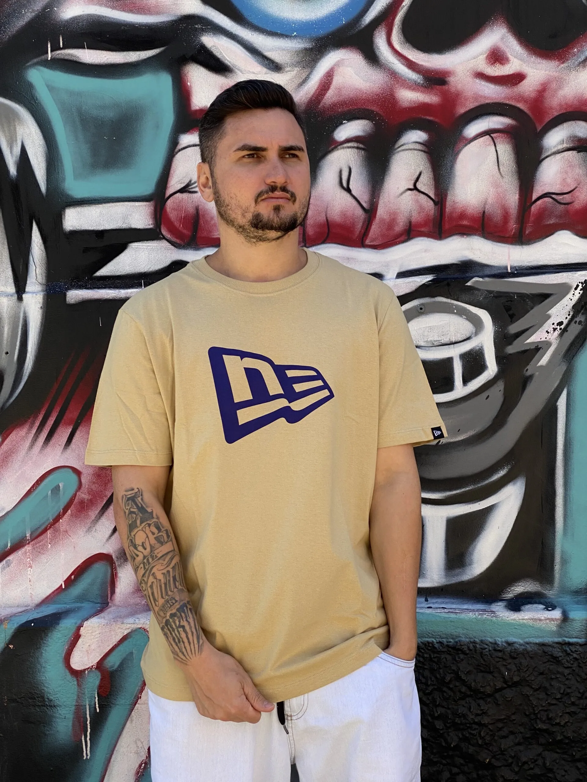 CAMISETA NEW ERA FLAG BRANDED CAQUI