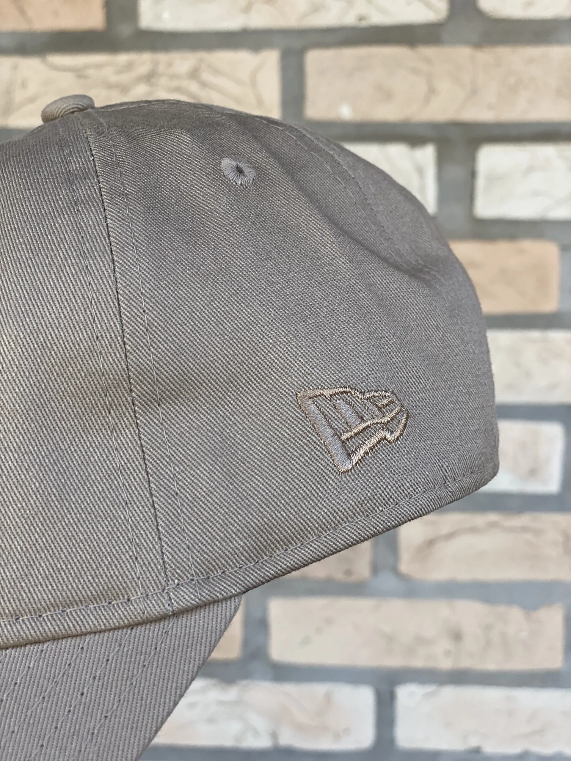 BONÉ NEW ERA DAD HAT BRANDED CAM KAKI - Imagem 3