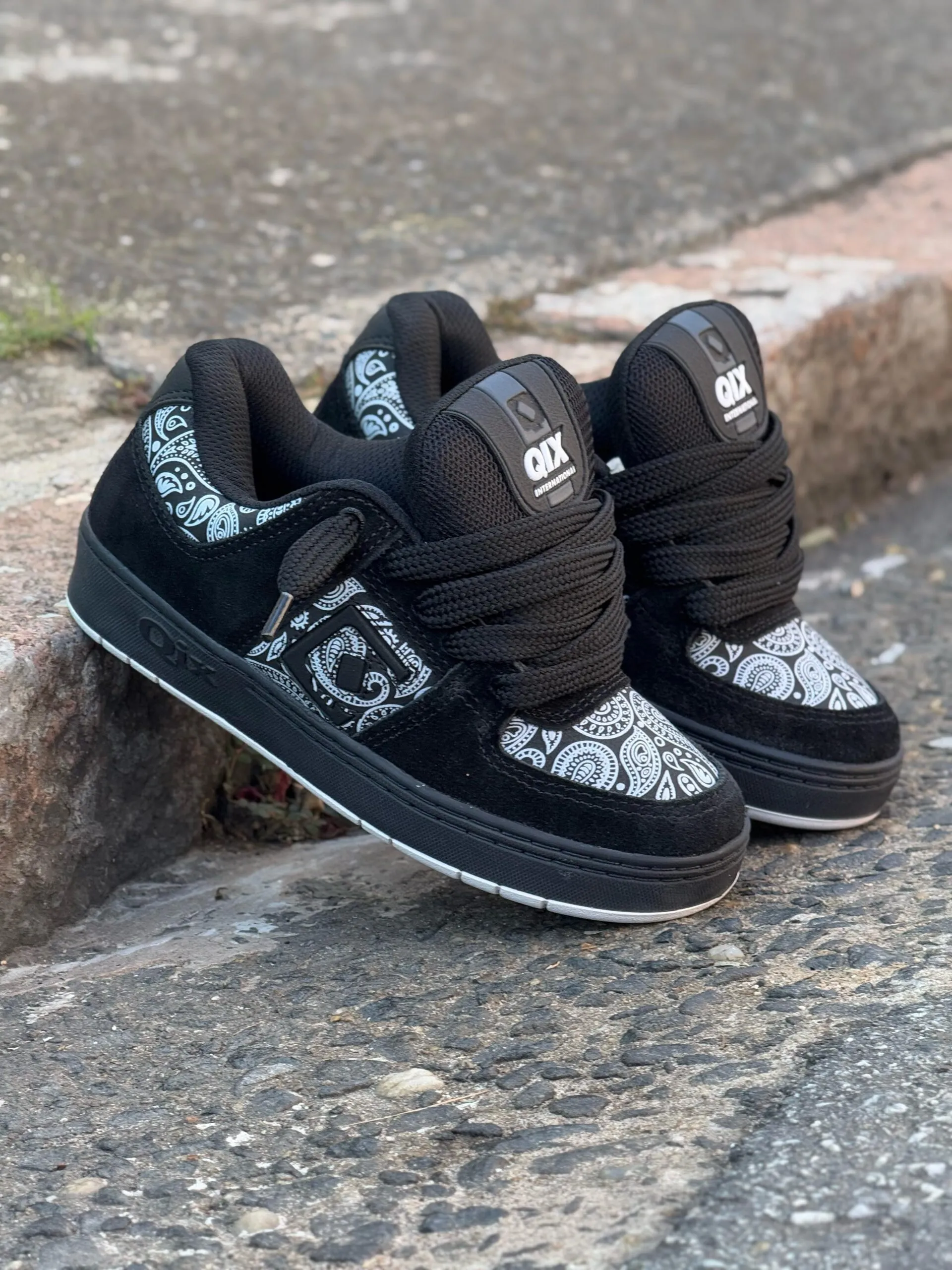 TÊNIS QIX 90S OG PRETO BRANCO