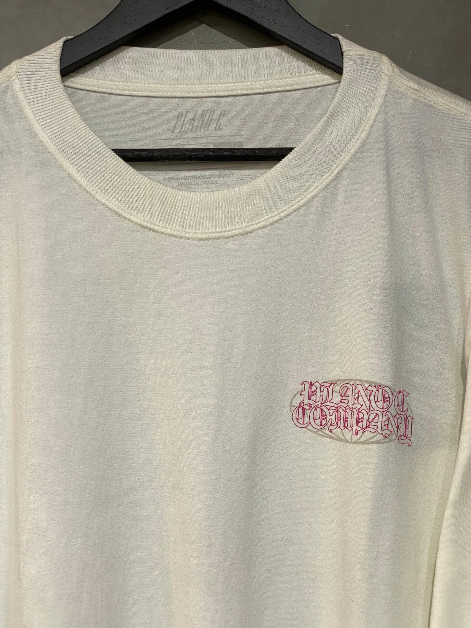 Camiseta manga longa Plano C. BHD Corp na cor off white, estilo oversized com design urbano.