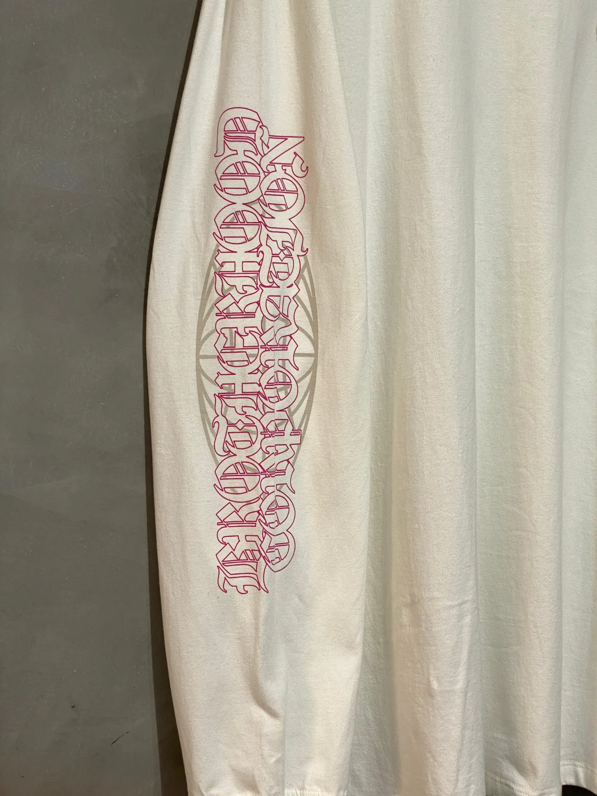 Camiseta manga longa Plano C. BHD Corp na cor off white, estilo oversized com design urbano.