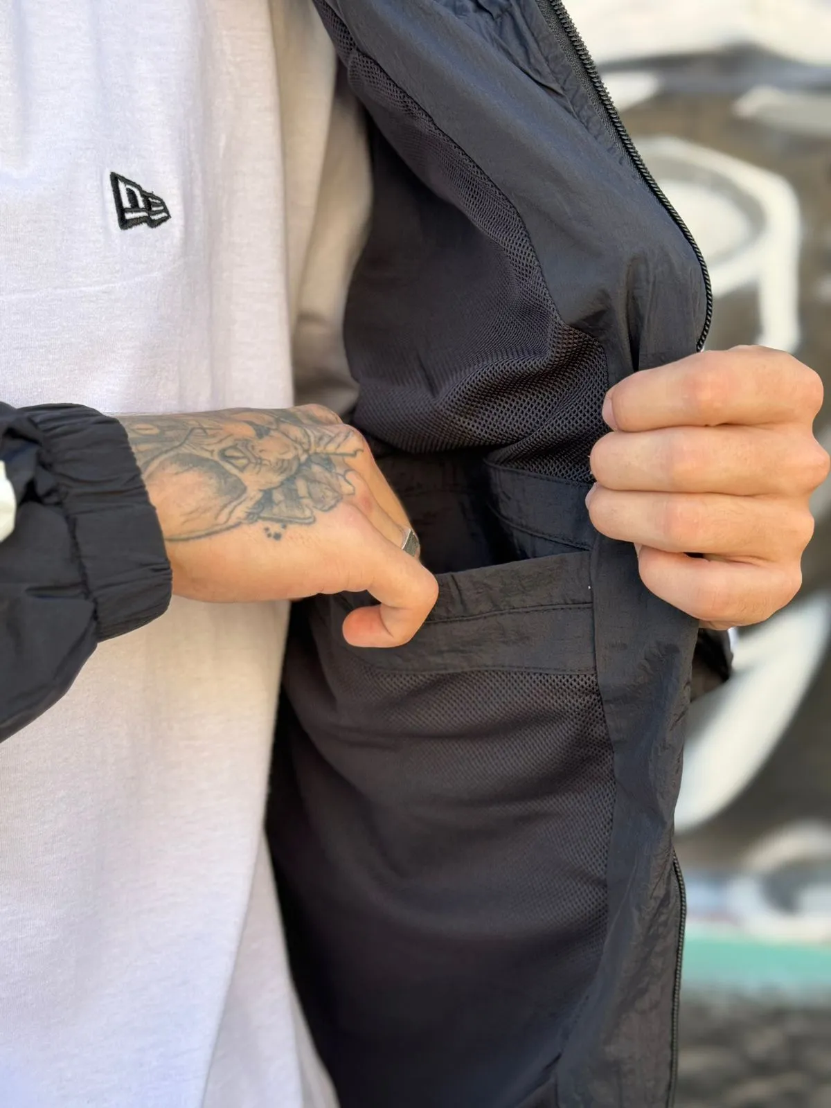 JAQUETA NEW ERA CORE BRANDED PRETO - Imagem 5