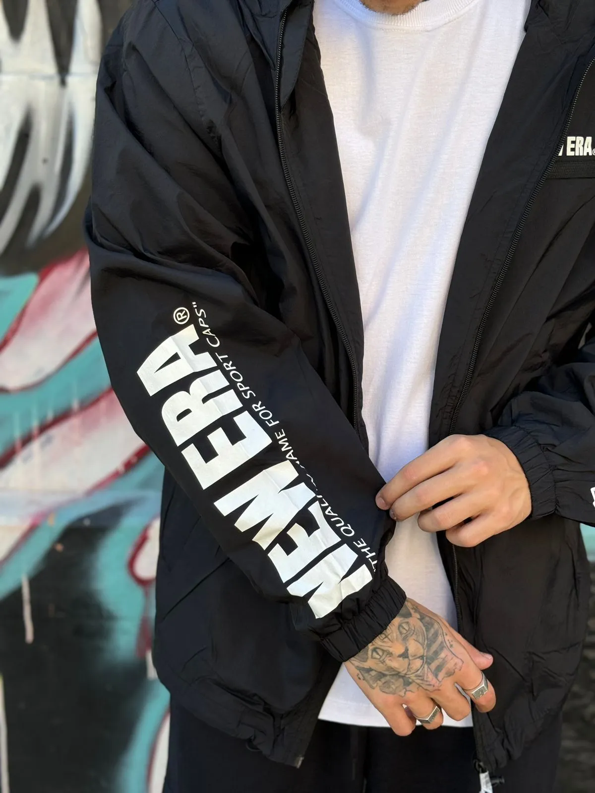 JAQUETA NEW ERA CORE BRANDED PRETO - Imagem 6