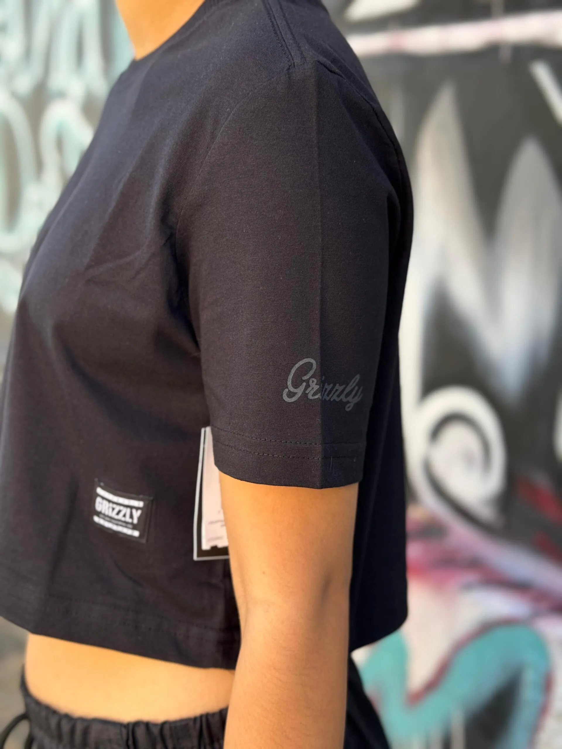 CROPPED GRIZZLY SCRIPT SLEEVE GIRLS TEE PRETO - Imagem 2