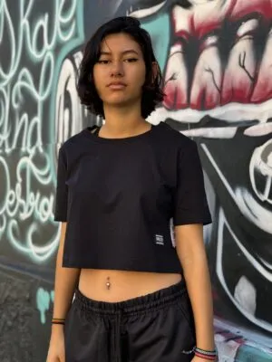 CROPPED GRIZZLY SCRIPT SLEEVE GIRLS TEE PRETO
