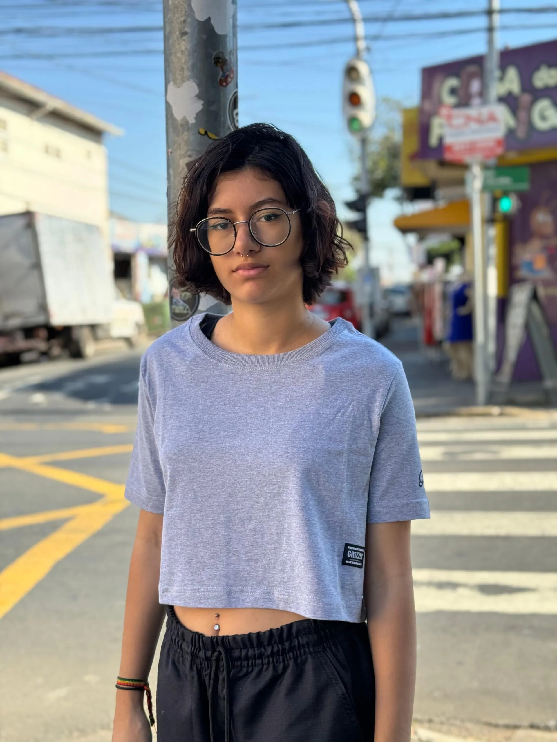 CROPPED GRIZZLY SCRIPT SLEEVE GIRLS TEE CINZA