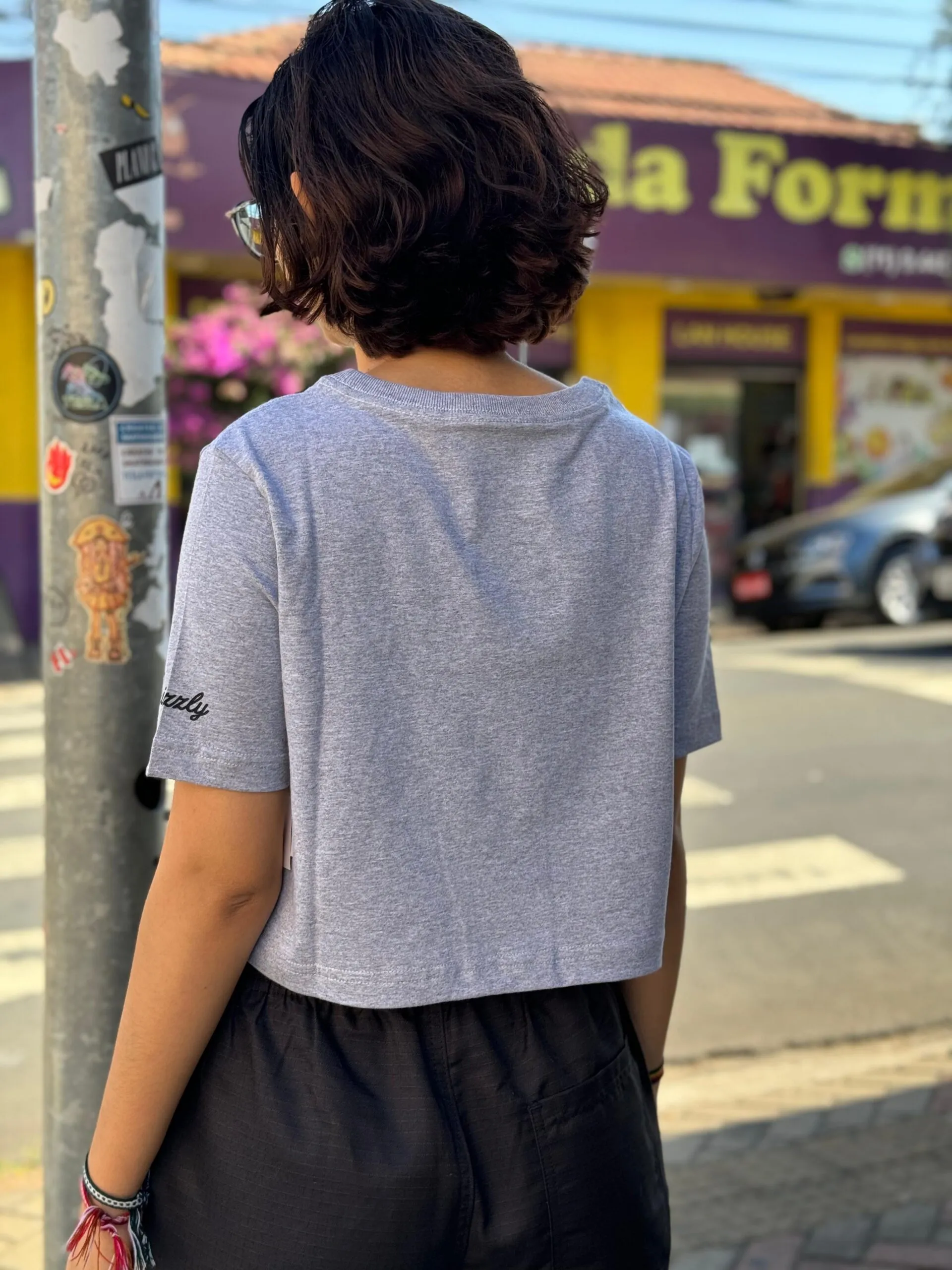 CROPPED GRIZZLY SCRIPT SLEEVE GIRLS TEE CINZA - Imagem 3