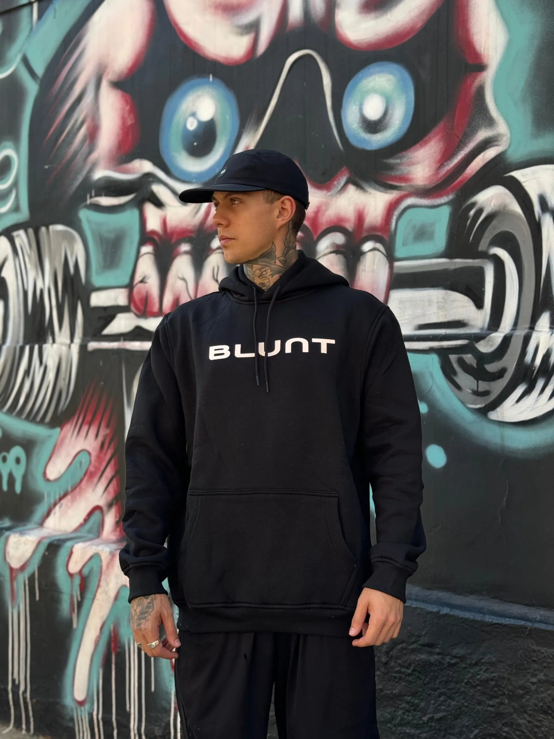 MOLETOM CANGURU BLUNT HULL PRETO