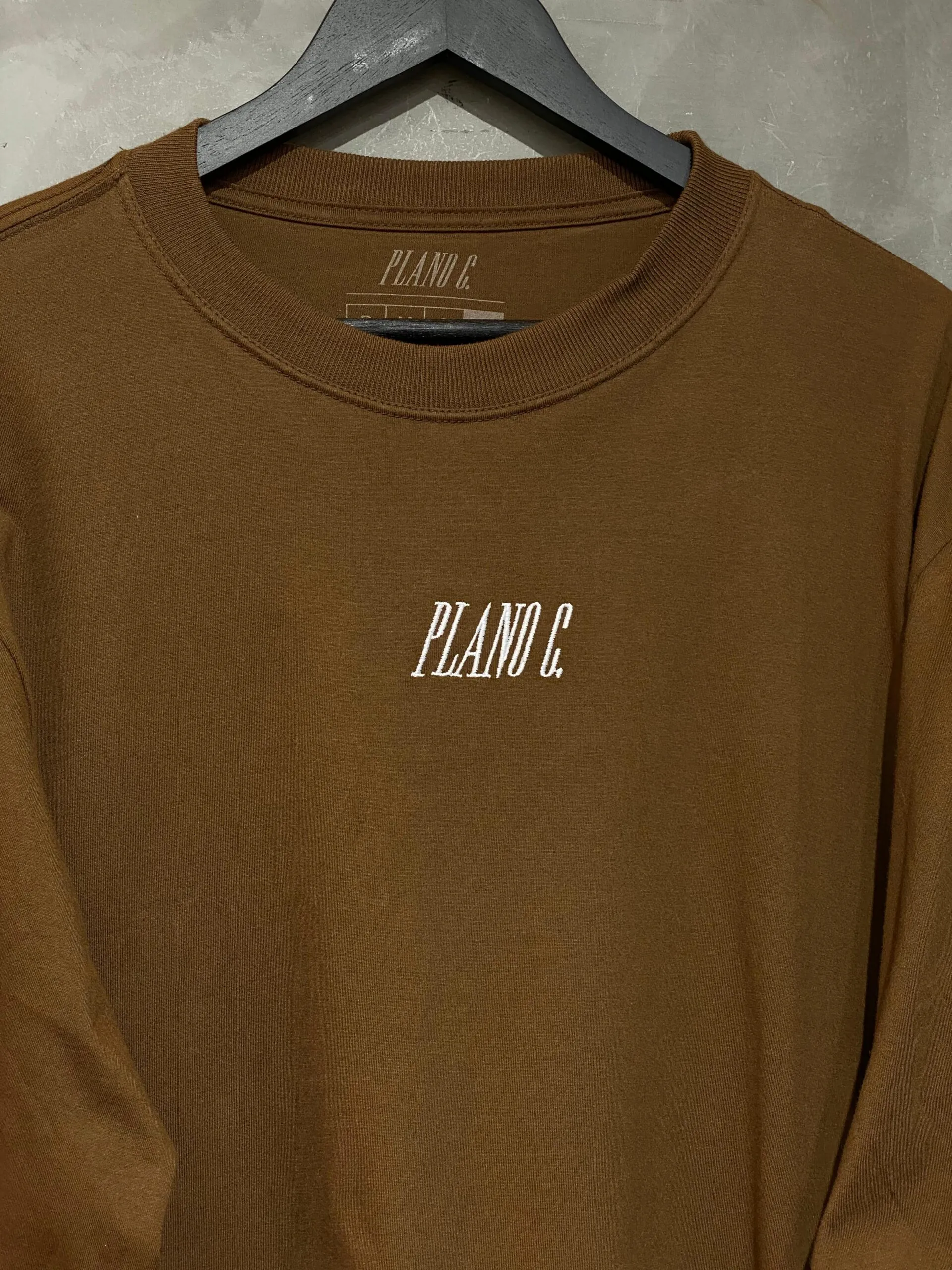 Camiseta manga longa Plano C bordado na cor marrom, modelagem oversized e design streetwear