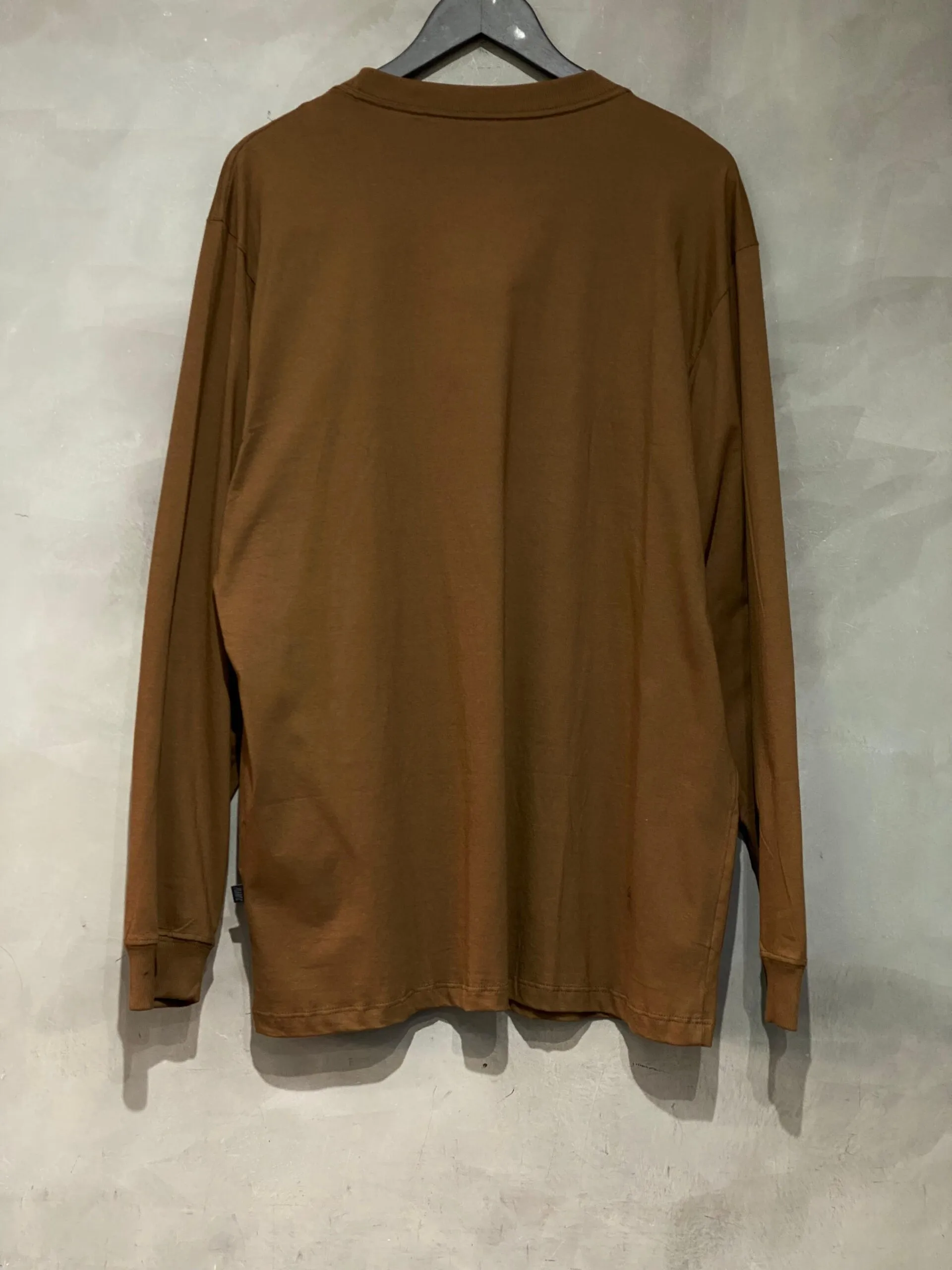 Camiseta manga longa Plano C bordado na cor marrom, modelagem oversized e design streetwear