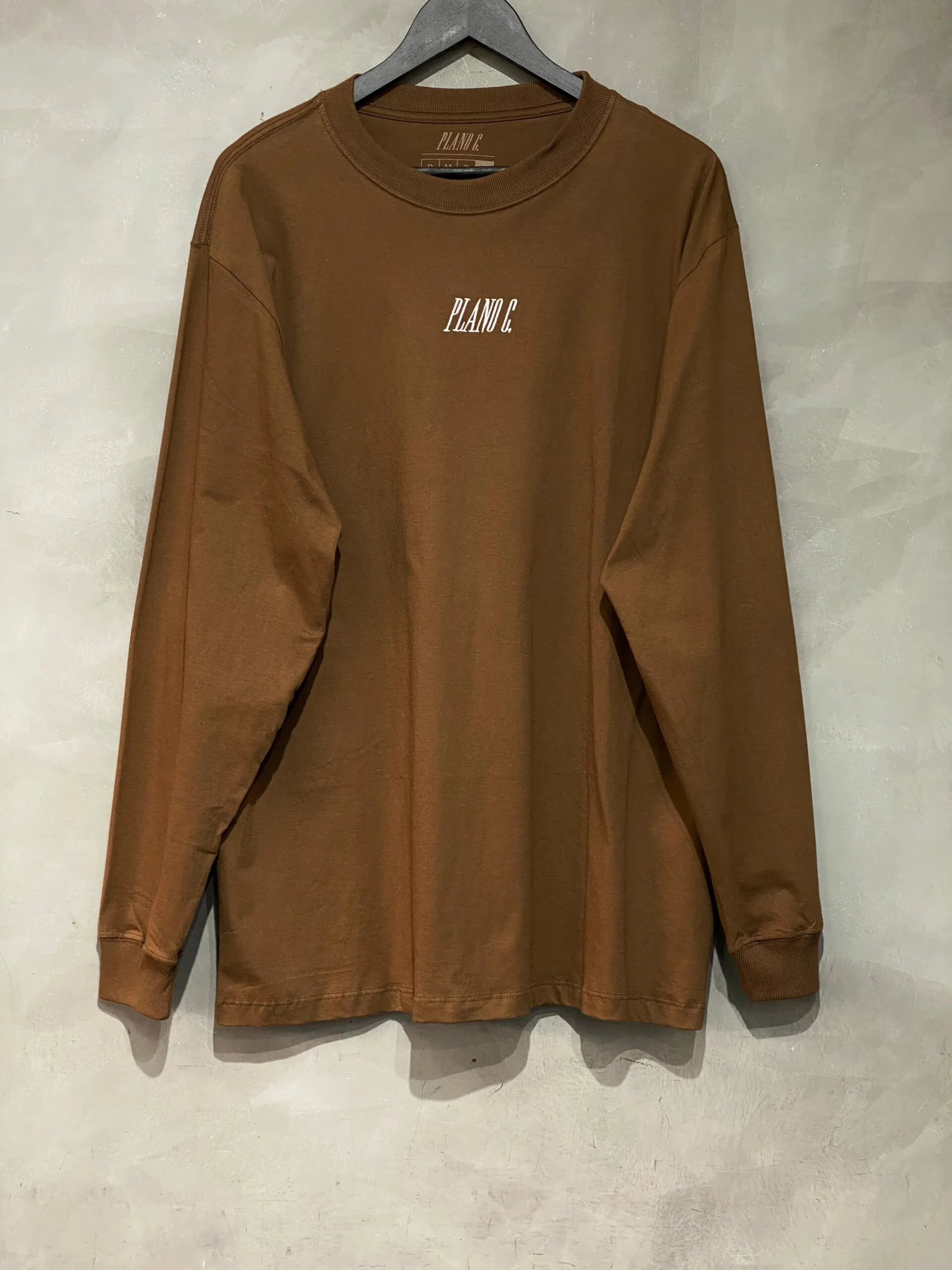 Camiseta manga longa Plano C bordado na cor marrom, modelagem oversized e design streetwear