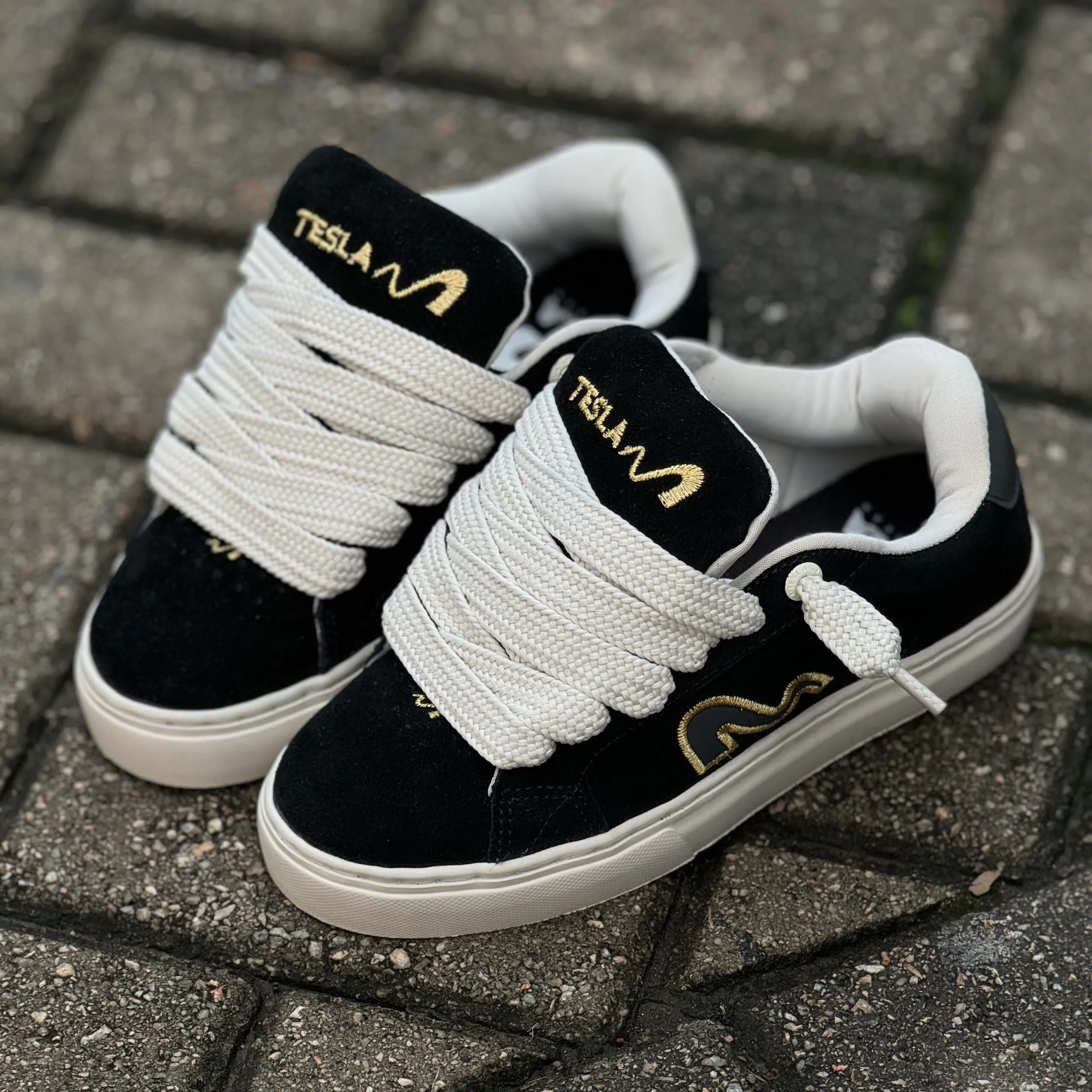 TÊNIS TESLA HERTZ BLACK GOLD