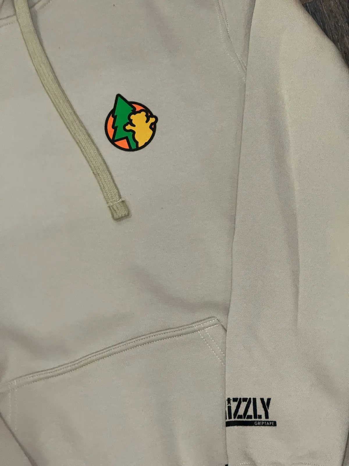 MOLETOM CANGURU GRIZZLY EVERGREEN AREIA - Imagem 2