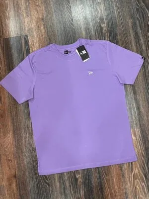 CAMISETA NEW ERA BRANDED BORDADO LILÁS