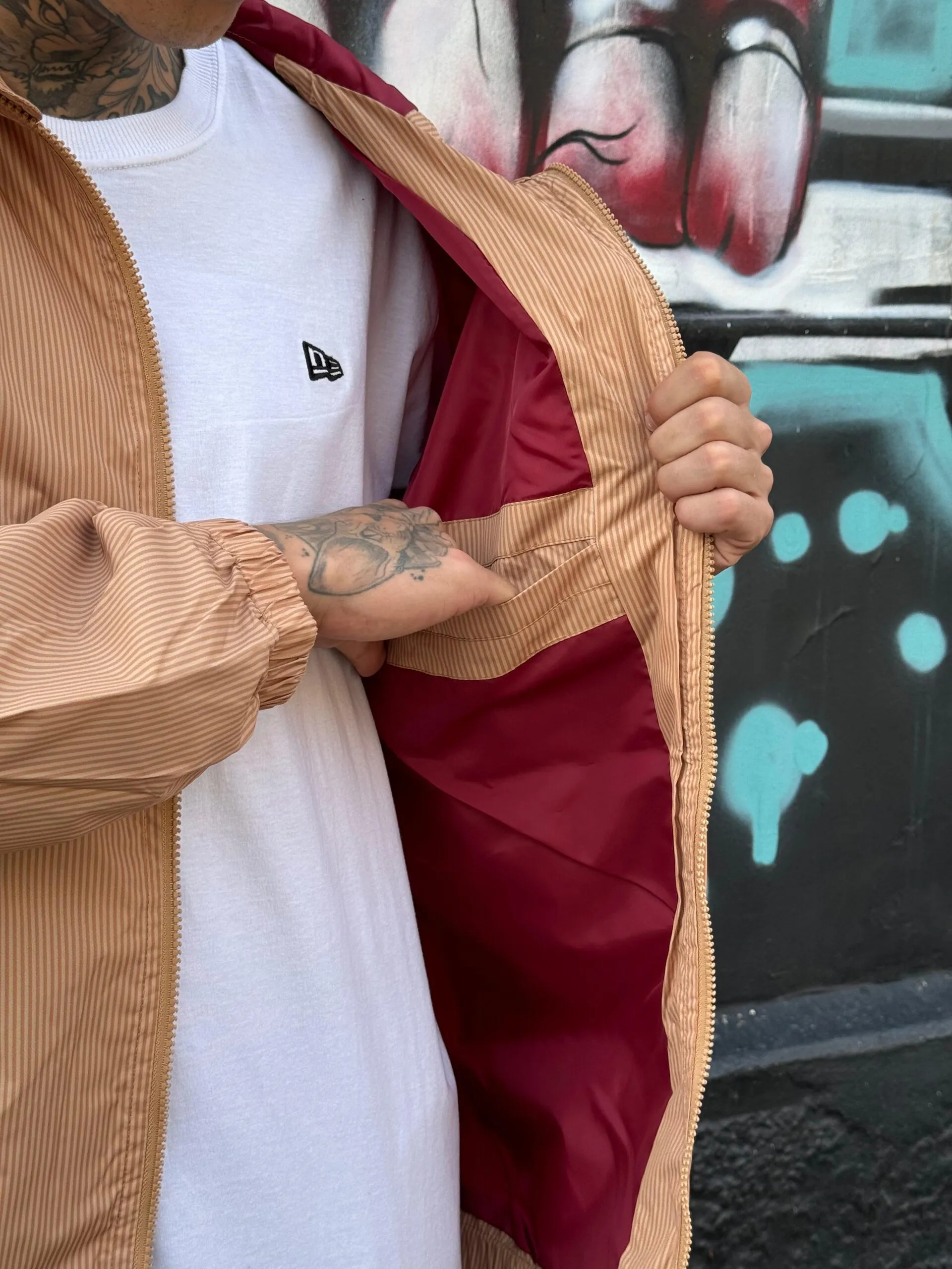 JAQUETA NEW ERA NEYYAN KAKI - Imagem 8