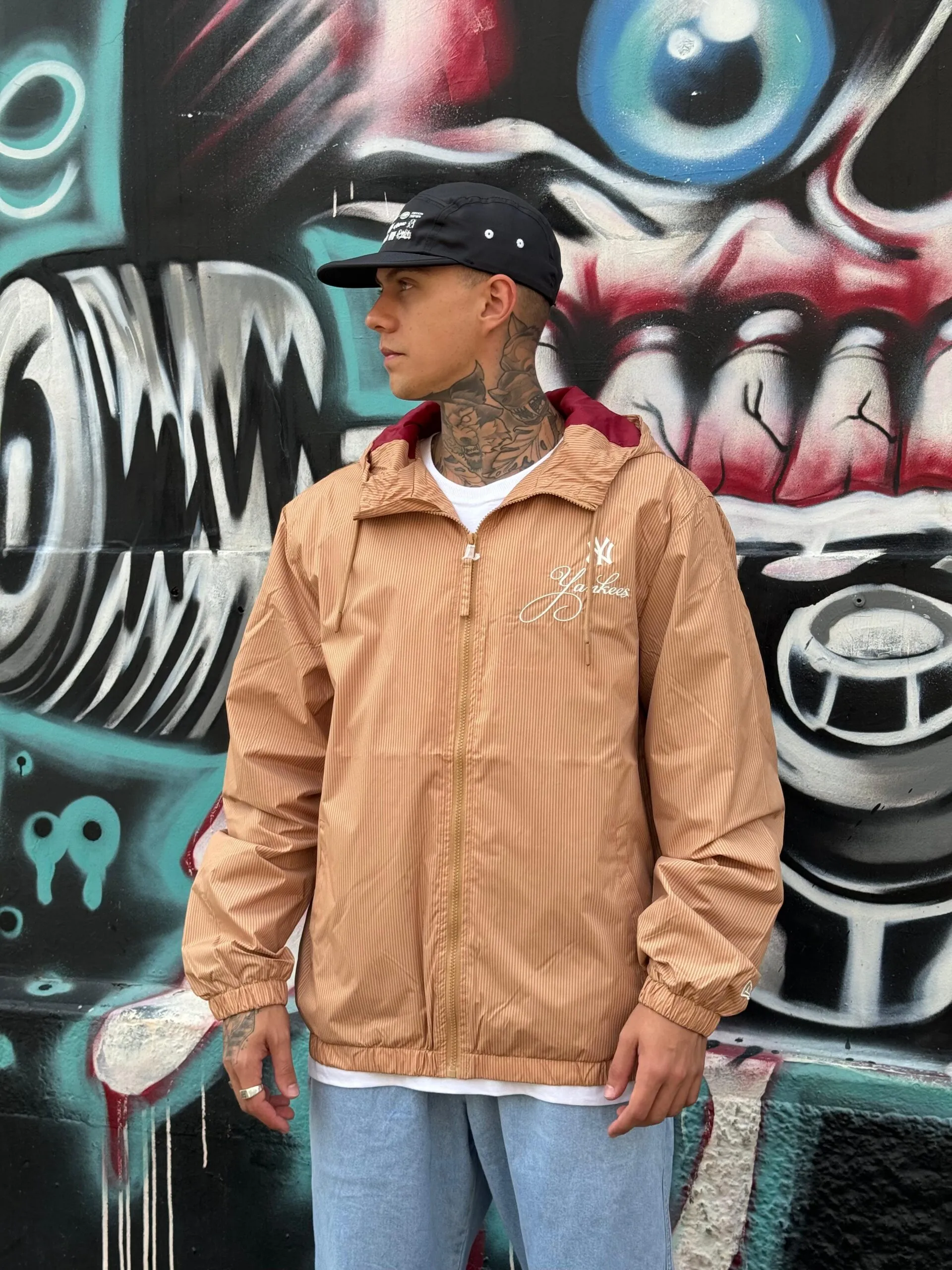 JAQUETA NEW ERA NEYYAN KAKI