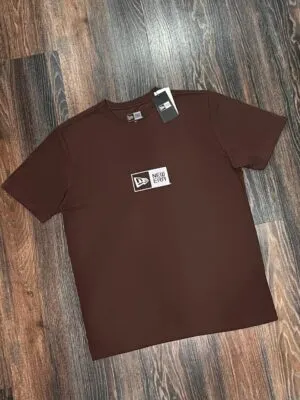 CAMISETA NEW ERA BOX BRANDED MARROM