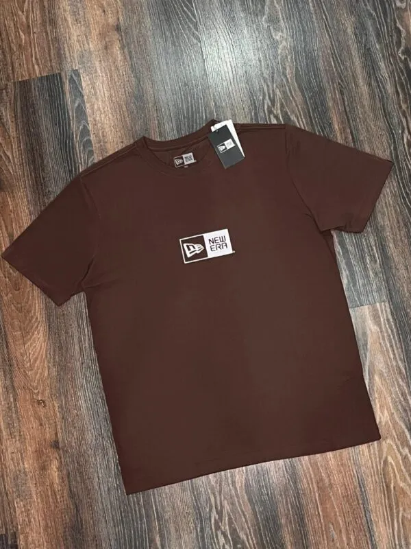 CAMISETA NEW ERA BOX BRANDED MARROM