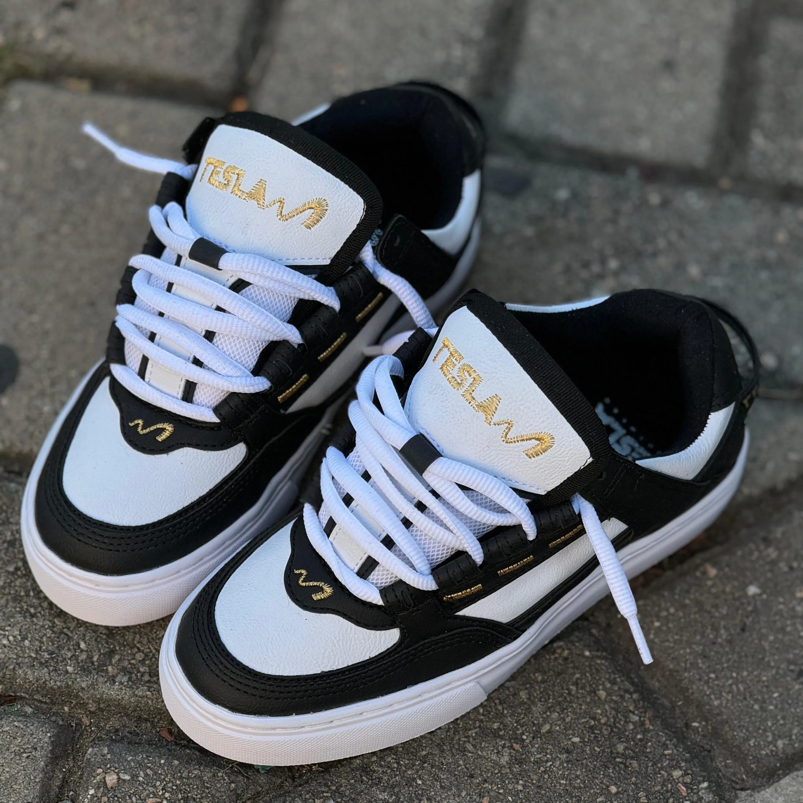 TÊNIS TESLA COIL BLACK WHITE GOLD - Imagem 3