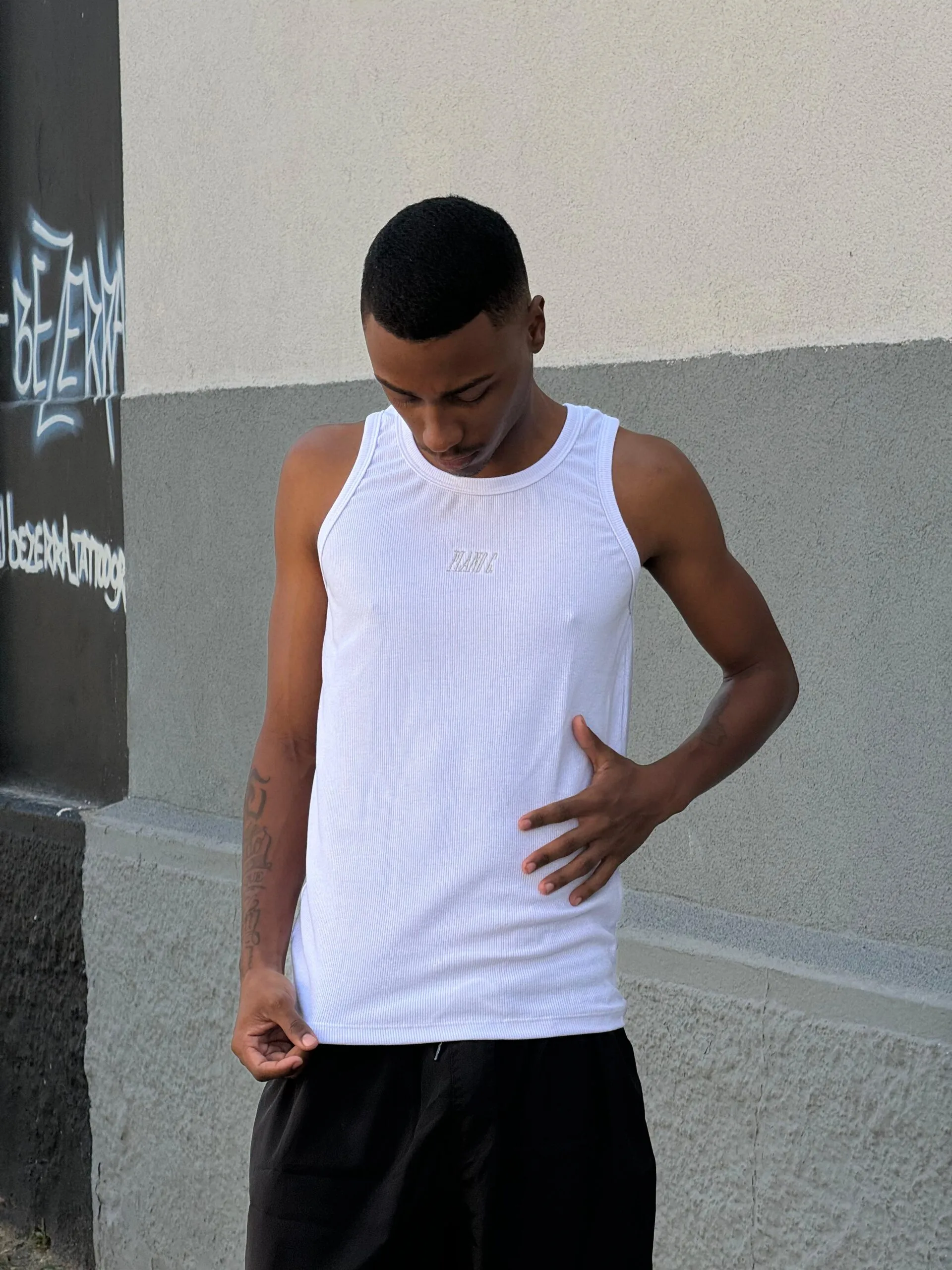 Regata Canelada Plano C. Bordado Branco