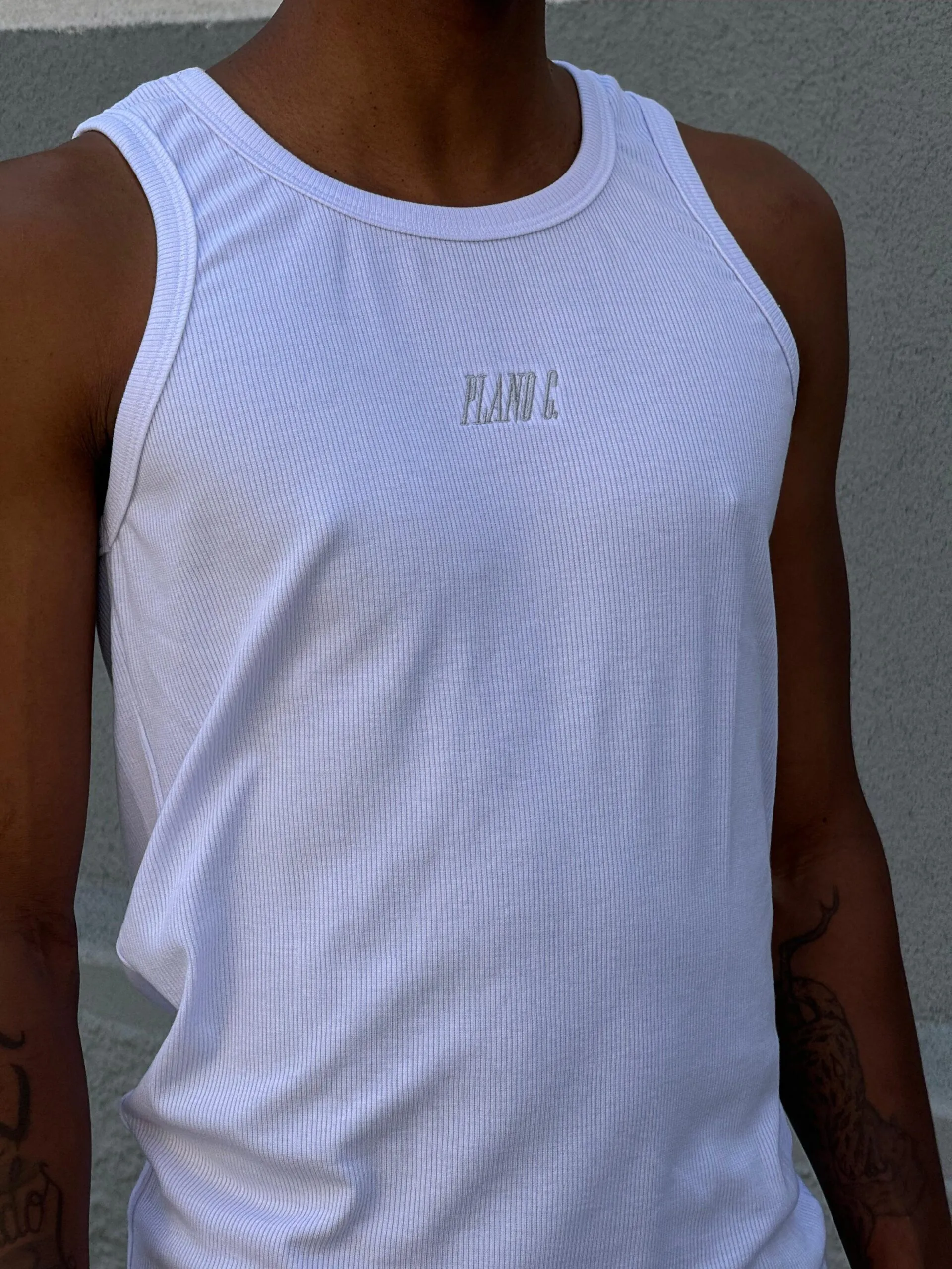 Regata Canelada Plano C. Bordado Branco - Imagem 4