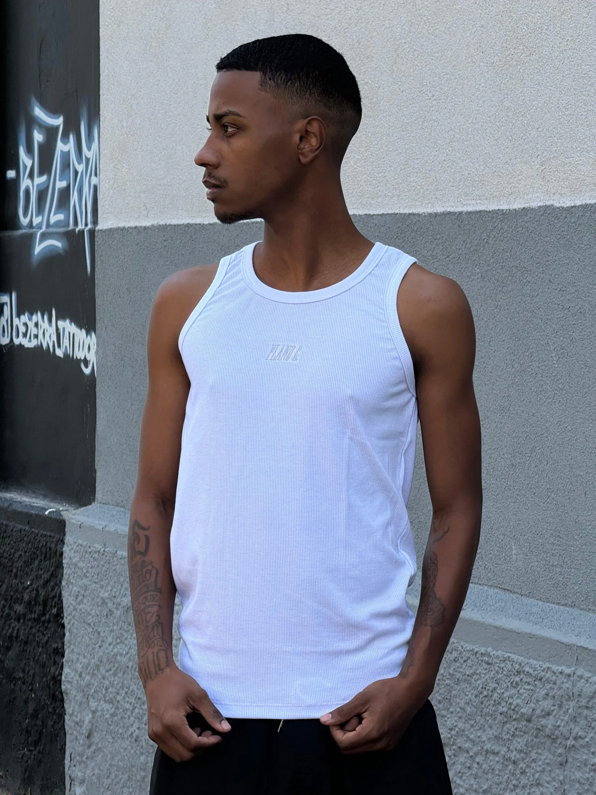 Regata Canelada Plano C. Bordado Branco - Imagem 6